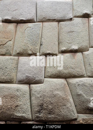 Inca antico muro di pietra nella città di Cusco, Perù. Lavoro in pietra Foto Stock