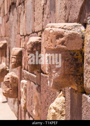 Le rovine della città antica di Tiwanaku, Bolivia, vista Volti. Rovine antiche Foto Stock