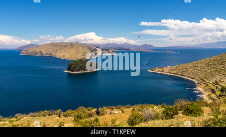 Paesaggio terrazzato di Isla del Sol con montagne delle Ande in background sul lato boliviana del Lago Titicaca Foto Stock