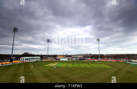 Una vista generale dell'azione tra Leicestershire e Loughborough MCCU durante il giorno due di Inghilterra MCC Università corrispondono a Grace Road, Leicestershire. Foto Stock