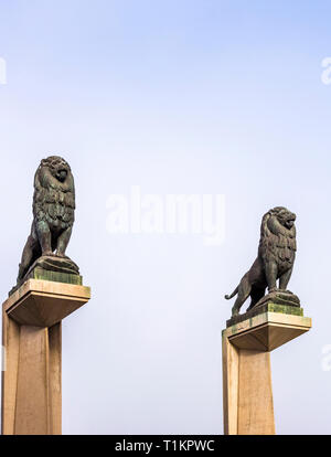 Saragozza, Spagna - Jan 2019 - leone di pietra statue sul pilastro custodendo il Puente de Piedra (Ponte dei Leoni). I Lions sono stati progettati da Francisco Rallo Foto Stock