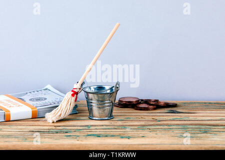 Benna di metallo, denaro e Ginestra Foto Stock