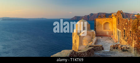 Le rovine del castello veneziano in Oia Santorini Grecia Foto Stock