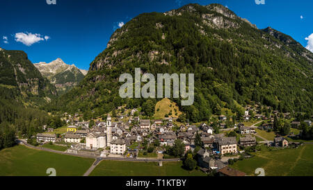 Il villaggio di Sonogno in Val Verzasca vicino a Locarno,il Cantone Ticino, Svizzera - aerial immagine panorama Foto Stock