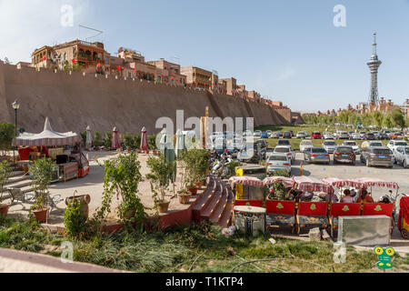 KASHGAR, XINJIANG / Cina - 30 Settembre 2017: vista sulle mura della città e la torre della città di Kashgar Foto Stock