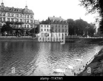 Geografia / viaggi, Germania, Schleswig-Holstein, Kiel, 'Am kleinen Kiel (piccolo lago con cigni), dell'immagine: "Kiel, i più bei palazzi, monumenti e vedute ecc.", pubblicato da ' Neue foto. Gesellschaft AG ' (nuova società fotografica), Berlino / Steglitz, 1906., Additional-Rights-Clearance-Info-Not-Available Foto Stock