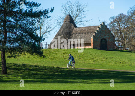 La cinquecentesca casa di ghiaccio utilizzato per immagazzinare ghiaccio importati prima dell'invenzione della refrigerazione Holkham Hall NORFOLK REGNO UNITO Foto Stock