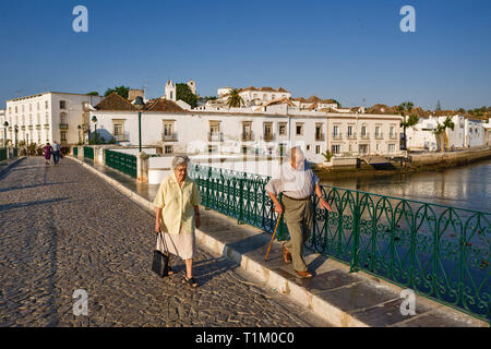 Vista sulla storica città di Tavira dal ponte romano sul fiume Gilao. Algarve Portogallo Foto Stock