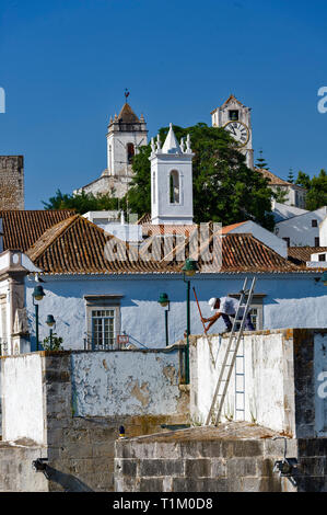 Vista sulla storica città di Tavira dal ponte romano sul fiume Gilao. Algarve Portogallo Foto Stock