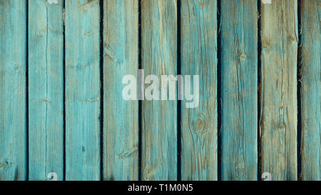 Weathered e angosciate dei pannelli di legno con tracce di teal vernice verde, sfondo lignei con copia spazio, shabby superficie in legno per consistenza naturale Foto Stock