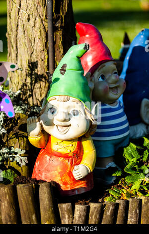 Gnomi da giardino godendo l'estate Foto stock - Alamy