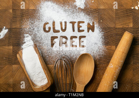 Senza glutine il concetto di cottura - testo con cucina utensili da cucina, uova, latte, burro Foto Stock