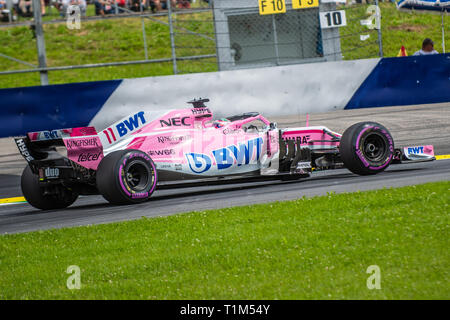 Spielberg/Austria - 06/29/2018 - #11 Sergio Perez (MEX) nella sua Force India VJM11 nel corso del PQ1 davanti al 2018 Austrian Grand Prix al Red Bull Ring Foto Stock