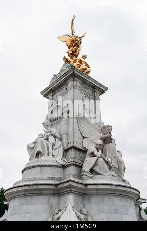 Close-up del Victoria Memorial, un monumento alla Regina Victoria alla fine del Mall, LONDRA, REGNO UNITO, progettata dallo scultore Sir Thomas Brock nel 1901 Foto Stock