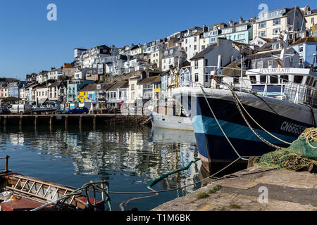 Brixham, Devon, Pesca, Spiaggia, Porto, Store, architettura, di finanza aziendale e dell'industria, delle catture di pesci, si accumulano CN666535 Foto Stock