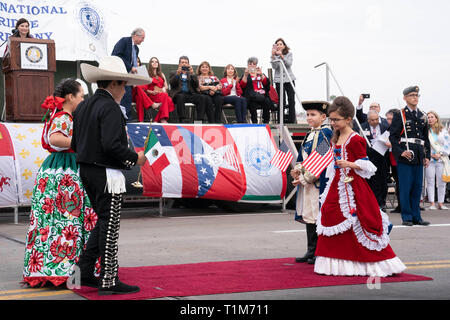 "Abrazo figli', 2 da Stati Uniti e 2 dal Messico, per l'amicizia cerimonia durante la Washington la celebrazione di compleanno tra Laredo e Nuevo Laredo. Foto Stock
