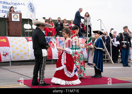 "Abrazo figli', 2 da Stati Uniti e 2 dal Messico, per l'amicizia cerimonia durante la Washington la celebrazione di compleanno tra Laredo e Nuevo Laredo. Foto Stock