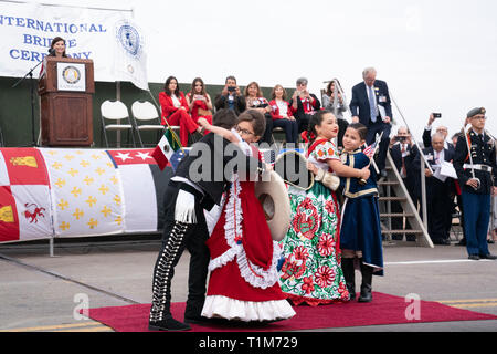 "Abrazo figli', 2 da Stati Uniti e 2 dal Messico, per l'amicizia cerimonia durante la Washington la celebrazione di compleanno tra Laredo e Nuevo Laredo. Foto Stock
