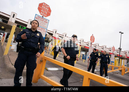 Laredo, Texas USA Feb, 23, 2019: Agenti della US Customs and Border Patrol (CBP) sul ponte internazionale Juarez Lincoln n. 2 tra gli Stati Uniti e il Messico. Foto Stock