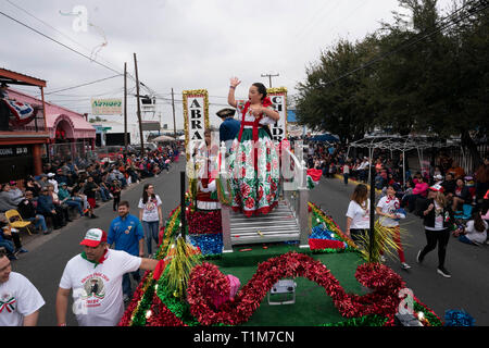 Ragazza in costume sul galleggiante getta perle in folla nel corso annuale di Washington la celebrazione di compleanno parade di Laredo, TX Foto Stock