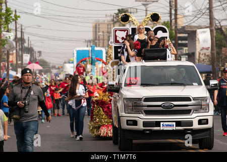 Pickup truck tira il galleggiante attraverso strade di Laredo, Texas, nel corso annuale di Washington la celebrazione di compleanno parade. Foto Stock