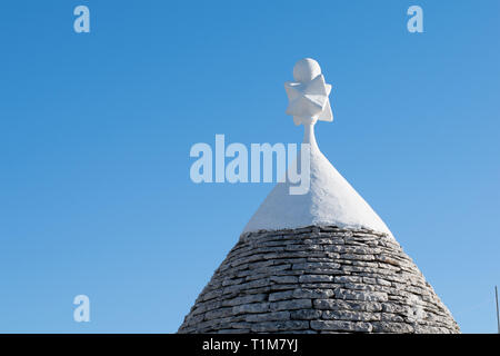 Tipico tetto in pietra di un trullo, abitazione tradizionale nel villaggio di Alberobello in Puglia, Italia. Foto Stock