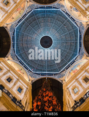 Cupola di vetro della Galleria Vittorio Emanuele II galleria commerciale di Milano, Italia. Il popolare centro commerciale è decorata con luce tinsels e Chris Foto Stock