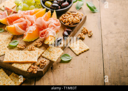 Spagnolo gustosi antipasti mediterranea sulla vecchia scheda su vintage tavolo in legno. Orizzontale con copia spazio. Primo piano Foto Stock