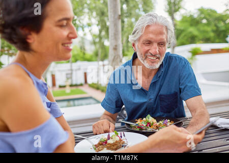 Coppia matura cenare al tavolo del patio Foto Stock