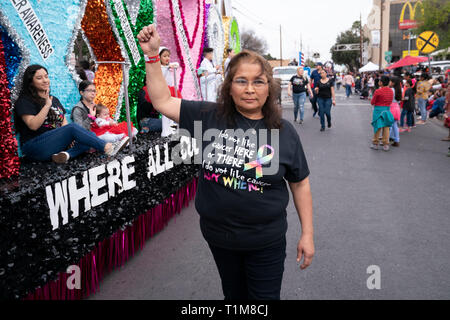 Ispanico donna indossa il cancro-consapevolezza tee shirt basate su linee dal Dott. Seuss libro per bambini "Verde uova e prosciutto' alla sfilata nel centro cittadino di Laredo, Texas.