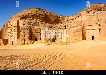 Rock-cut Nabatean tombe di Mada'in vendita, un sito patrimonio mondiale dell'UNESCO in Arabia Saudita. Foto Stock