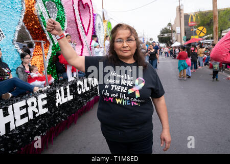Ispanico donna indossa il cancro-consapevolezza tee shirt basate su linee dal Dott. Seuss libro per bambini "Verde uova e prosciutto' alla sfilata nel centro cittadino di Laredo, Texas. Foto Stock