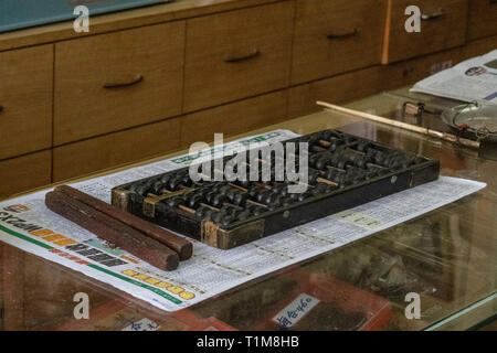 Abacus tradizionale in negozio, Kowloon, Hong Kong Foto Stock