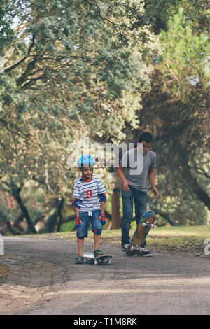 Fratelli lo skateboard in posizione di parcheggio Foto Stock