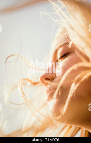 Close up donna serena godendo di vento e di sole Foto Stock
