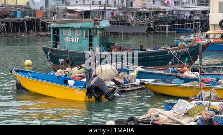 Stilt case e barche, Tai O villaggio di pescatori, l'Isola di Lantau, Hong Kong Foto Stock