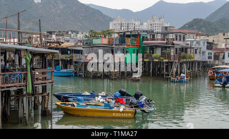 Stilt case e barche, Tai O villaggio di pescatori, l'Isola di Lantau, Hong Kong Foto Stock