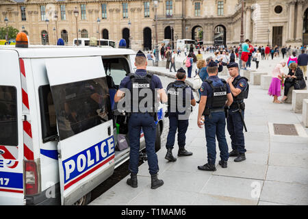 Parigi, Francia - 22 luglio 2017: francese il controllo di polizia per le strade di Parigi. Auto della Polizia e poliziotti armati permanente al Louvre Foto Stock