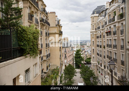Parigi, Francia - 22 Luglio 2017: Verde strade di Parigi nel giorno d'estate. Le automobili sulle strade, la gente camminare, splendida architettura, cafe e negozi. Foto Stock