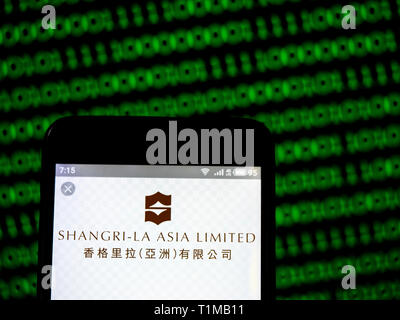 In questa foto illustrazione un Shangri-La Hotels and Resorts visto il logo visualizzato su un telefono intelligente. Foto Stock