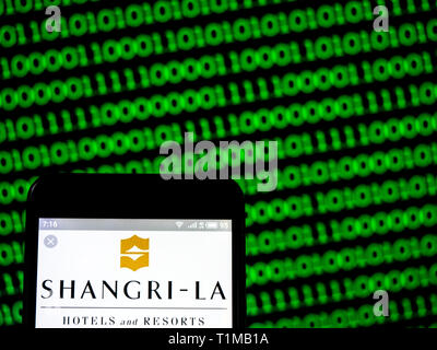 In questa foto illustrazione un Shangri-La Hotels and Resorts visto il logo visualizzato su un telefono intelligente. Foto Stock