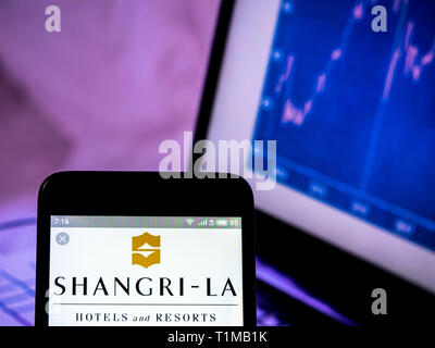 In questa foto illustrazione un Shangri-La Hotels and Resorts visto il logo visualizzato su un telefono intelligente. Foto Stock