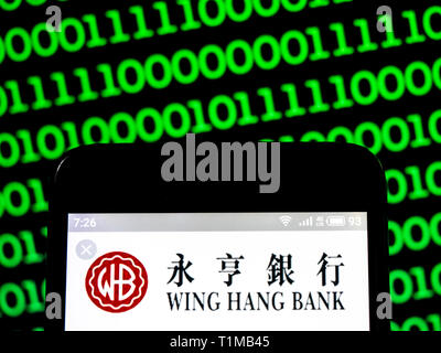 In questa foto illustrazione un OCBC Wing Hang Bank logo che si vede visualizzato su un telefono intelligente. Foto Stock