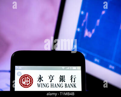 In questa foto illustrazione un OCBC Wing Hang Bank logo che si vede visualizzato su un telefono intelligente. Foto Stock