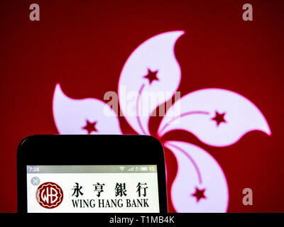 In questa foto illustrazione un OCBC Wing Hang Bank logo che si vede visualizzato su un telefono intelligente. Foto Stock