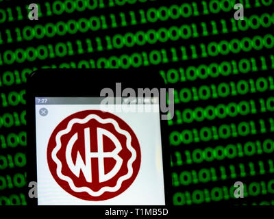 In questa foto illustrazione un OCBC Wing Hang Bank logo che si vede visualizzato su un telefono intelligente. Foto Stock