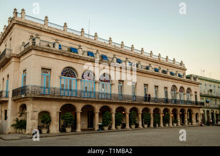 Hotel Santa Isabel, Plaza de Armas, Havana Foto Stock