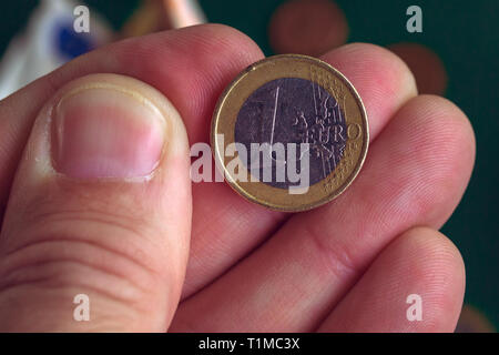 Mano prendendo un euro moneta da broken piggy coin bank, casa delle finanze e del concetto di risparmio. Foto Stock