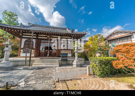 Arashiyama, Kyoto, Giappone - 9 Novembre 2017 : il giardino e la vista frontale di Bishamondou hall di Kogen-ji il tempio situato accanto a Tenryu-ji. Foto Stock