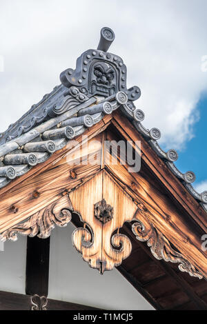 Onigawara (Goblin Orco-face tile) e Gegyo (Gable) pendente a Honden (sala principale) di Kogen-ji sub-tempio di Tenryu-ji. Costruito nel XVII secolo in Foto Stock